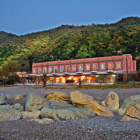 Hotel Ristorante La Scogliera Piraino Esterno foto