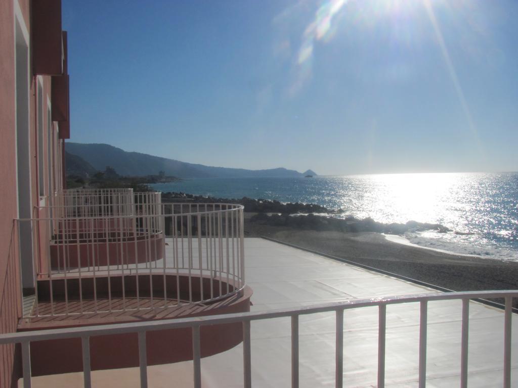 Hotel Ristorante La Scogliera Piraino Esterno foto