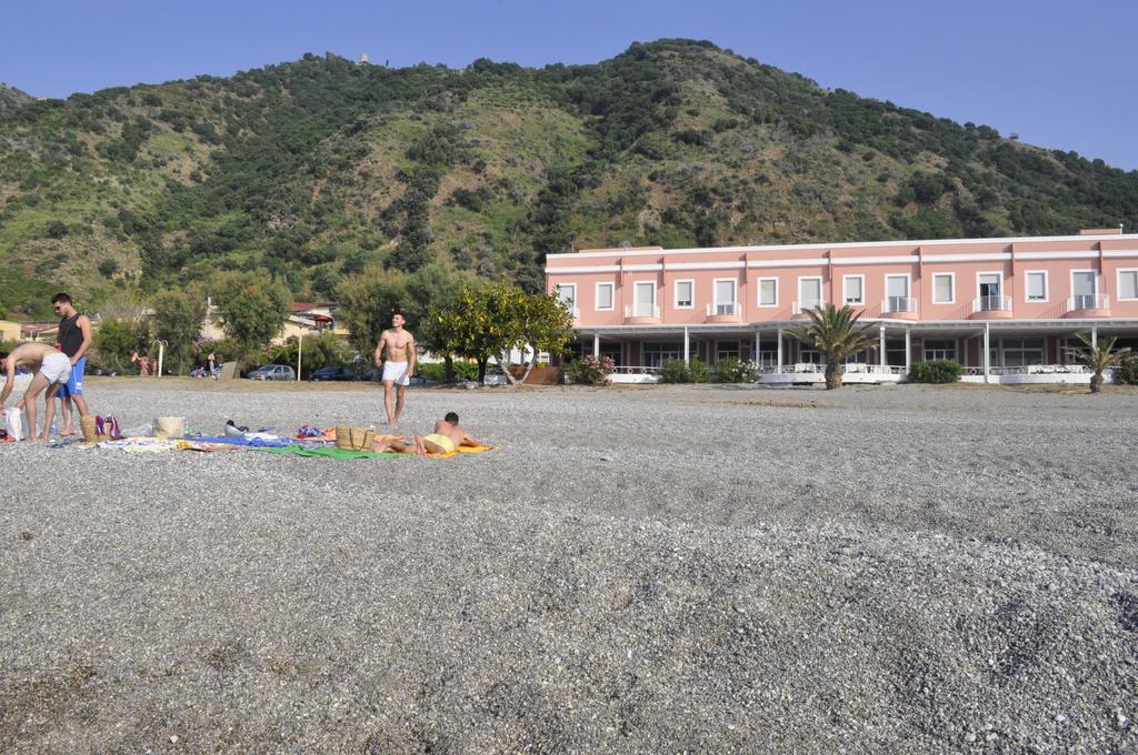 Hotel Ristorante La Scogliera Piraino Esterno foto
