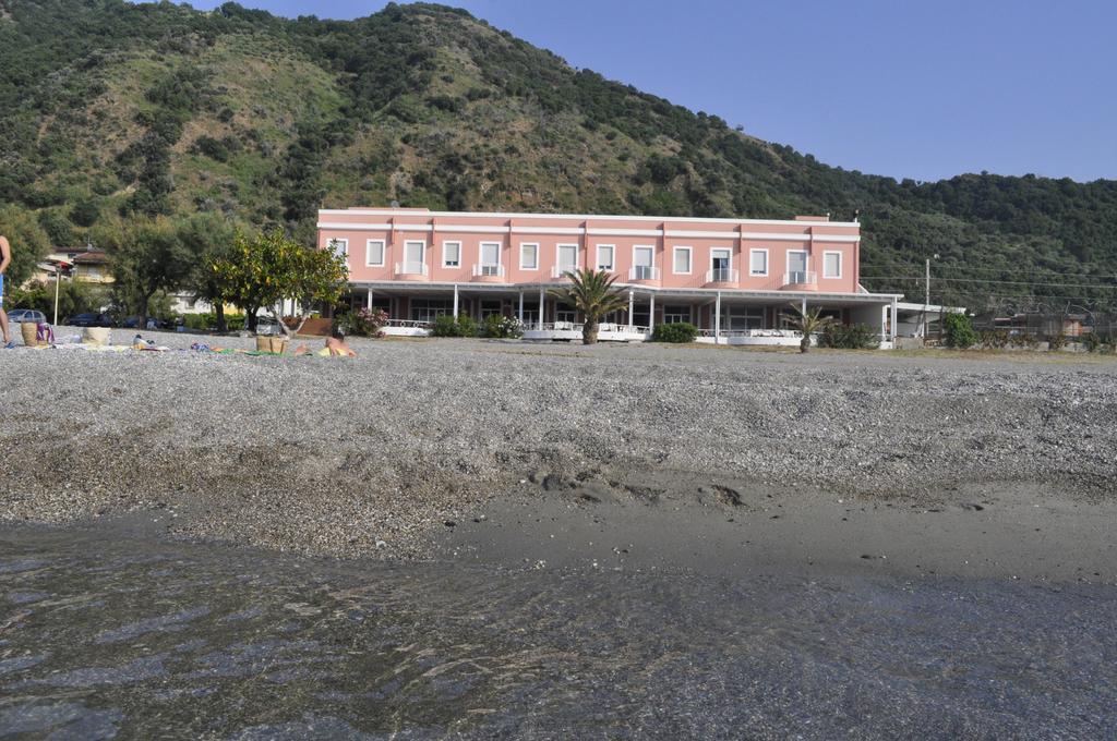 Hotel Ristorante La Scogliera Piraino Esterno foto
