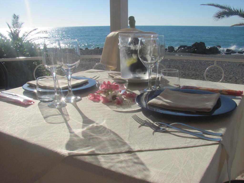 Hotel Ristorante La Scogliera Piraino Esterno foto