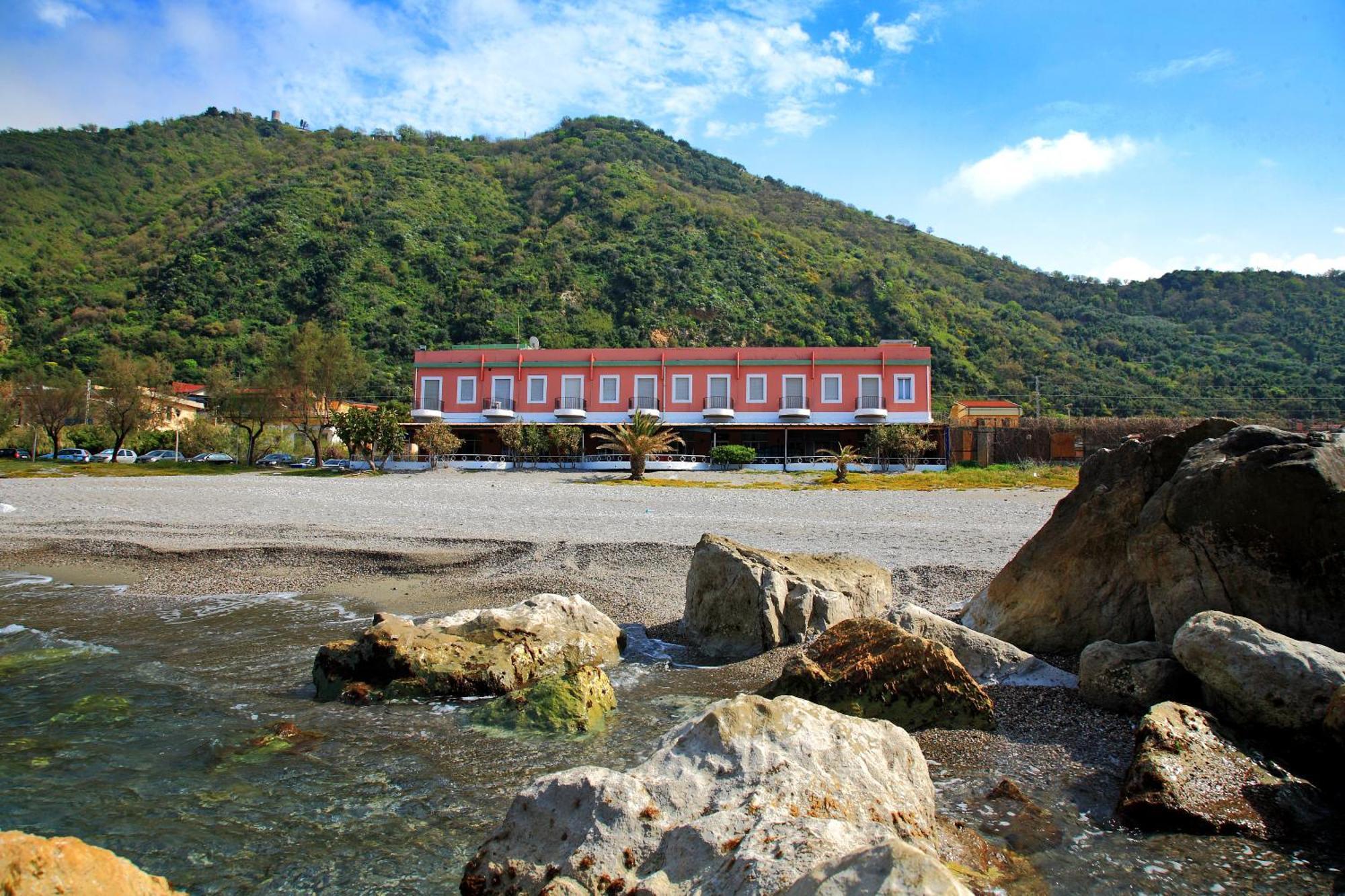 Hotel Ristorante La Scogliera Piraino Esterno foto