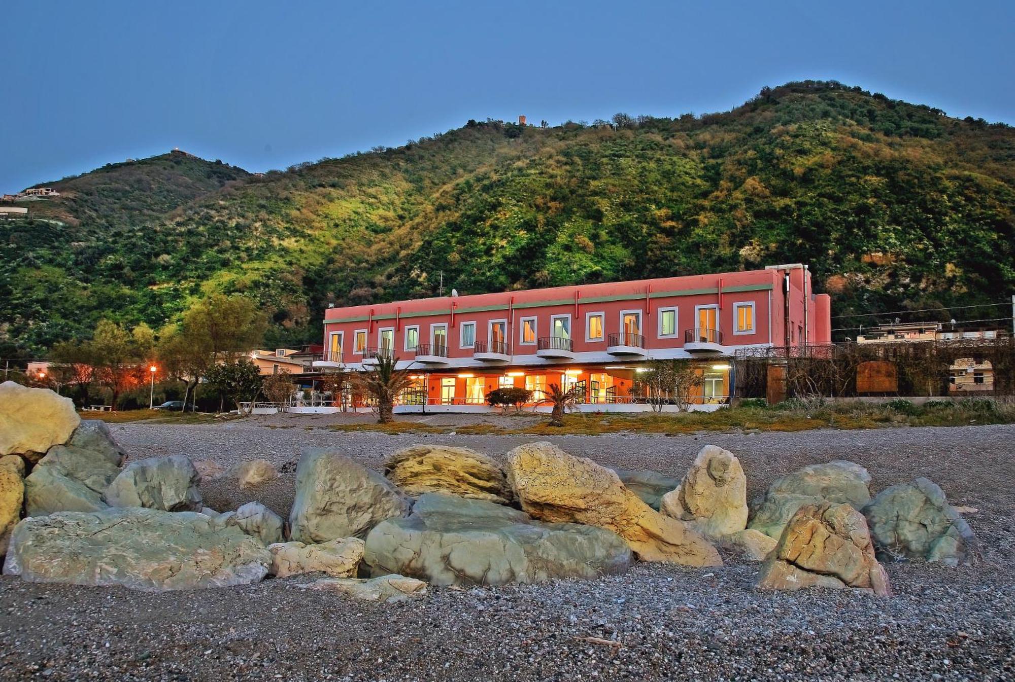 Hotel Ristorante La Scogliera Piraino Esterno foto