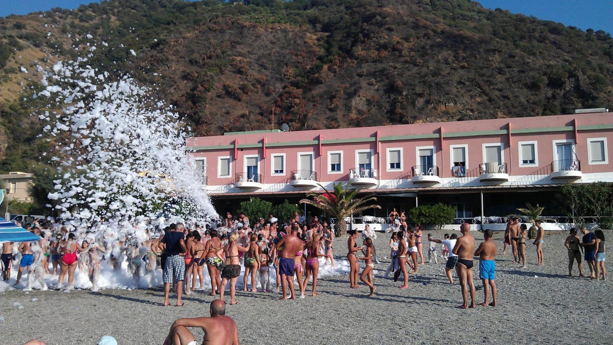 Hotel Ristorante La Scogliera Piraino Esterno foto