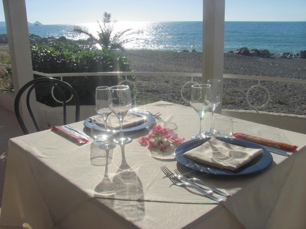 Hotel Ristorante La Scogliera Piraino Esterno foto