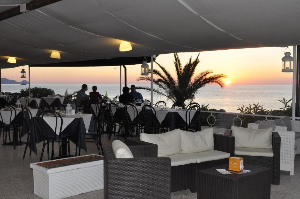 Hotel Ristorante La Scogliera Piraino Esterno foto