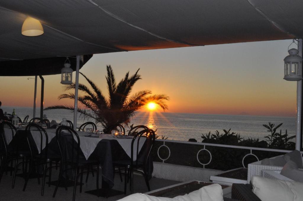 Hotel Ristorante La Scogliera Piraino Esterno foto
