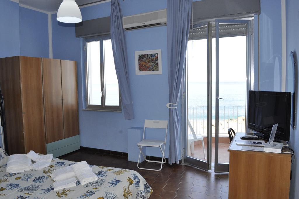 Hotel Ristorante La Scogliera Piraino Esterno foto