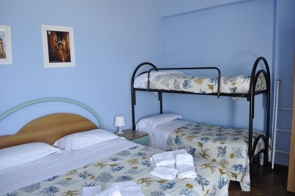 Hotel Ristorante La Scogliera Piraino Esterno foto