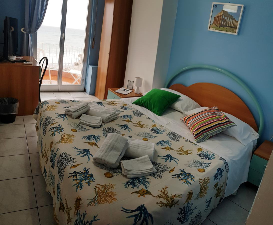 Hotel Ristorante La Scogliera Piraino Esterno foto